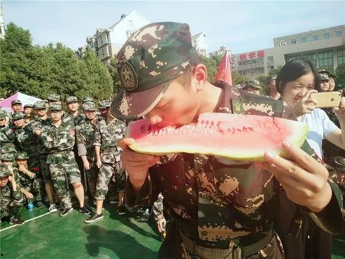 部队娱乐吃瓜小品,部队娱乐吃瓜小品，欢乐无限